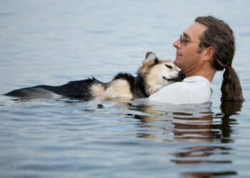 Dashuria s’njeh kufinj! Ashtu si lidhja e njeriut me kafshën e tij!