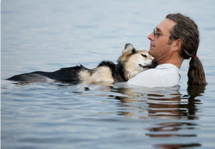 Dashuria s’njeh kufinj! Ashtu si lidhja e njeriut me kafshën e tij!
