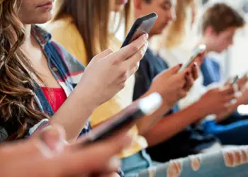 Francë/ Celularët e nxënësve të shkollave të mesme do të qëndrojnë në dollapë