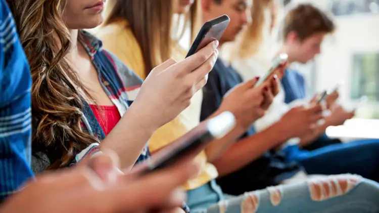 Francë/ Celularët e nxënësve të shkollave të mesme do të qëndrojnë në dollapë