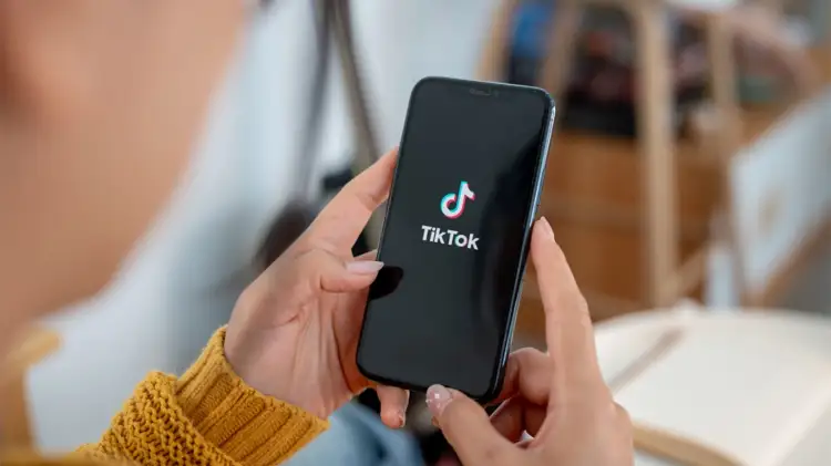 Trendi “Skinnytok” në TikTok! Franca paraqet ankesë në Komisionin Evropian