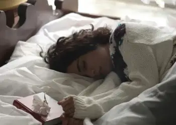 Përse gratë kanë nevojë për më shumë gjumë se burrat?