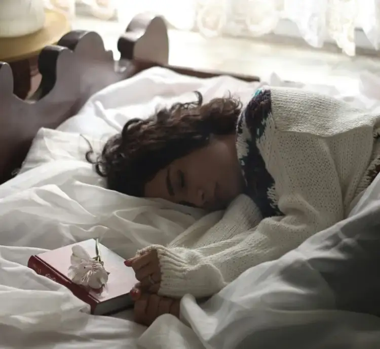 Përse gratë kanë nevojë për më shumë gjumë se burrat?