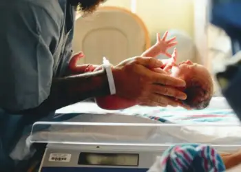 ‘Një mrekulli e vogël’: Lind foshnja e parë në Britani nga një mitër e transplantuar