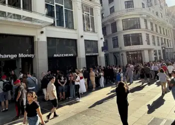 Kaos! Turistët në Spanjë presin në radhë në zyrat e këmbimit për të marrë euro