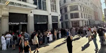 Kaos! Turistët në Spanjë presin në radhë në zyrat e këmbimit për të marrë euro