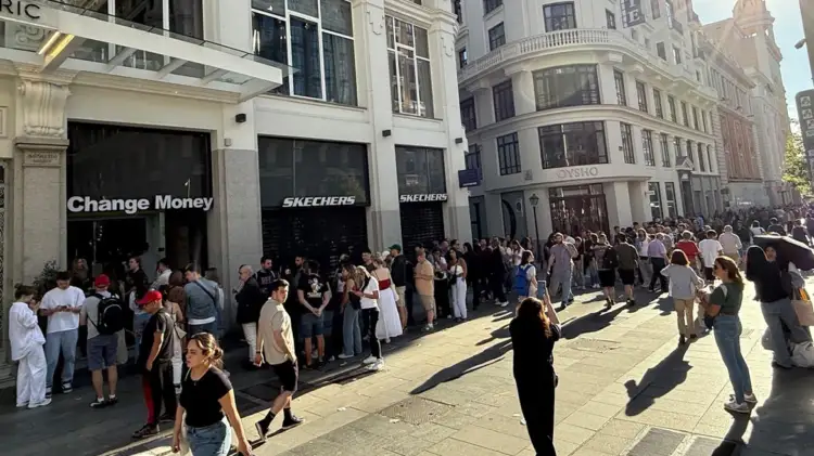 Kaos! Turistët në Spanjë presin në radhë në zyrat e këmbimit për të marrë euro