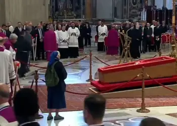 Murgesha thyen protokollin,qëndron në zonën e ndaluar për t’i thënë lamtumirën Papës