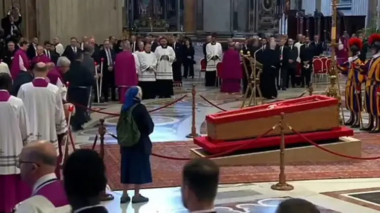 Murgesha thyen protokollin,qëndron në zonën e ndaluar për t’i thënë lamtumirën Papës