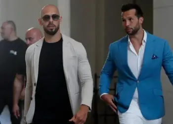 Prokurorët britanikë: Autorizohen 21 akuza kundër vëllezërve Tate