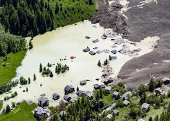 Zvicër/ Pas rrëshqitjes së dheut të akullnajës Birch, aty ku ishte fshati Blatten, tani ka një liqen
