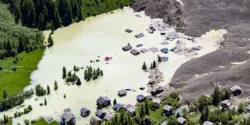 Zvicër/ Pas rrëshqitjes së dheut të akullnajës Birch, aty ku ishte fshati Blatten, tani ka një liqen