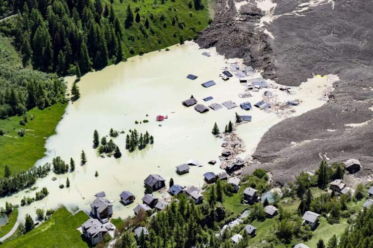 Zvicër/ Pas rrëshqitjes së dheut të akullnajës Birch, aty ku ishte fshati Blatten, tani ka një liqen