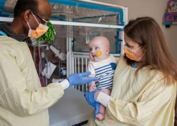 Mjekët amerikanë rishkruajnë ADN-në e një foshnje me çrregullim të rëndë gjenetik