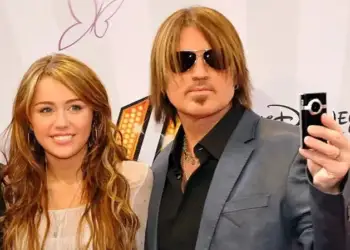 Miley Cyrus zbulon si është marrëdhënia e saj me të atin pas dramës familjare