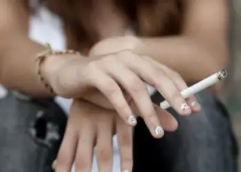 Franca i thotë “jo” duhanit edhe në natyrë