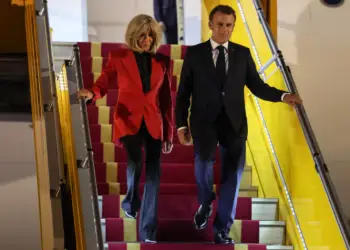 Çfarë i thanë njëri-tjetrit presidenti Macron dhe bashkëshortja Brigitte pasi ajo e shtyu?