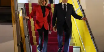 Çfarë i thanë njëri-tjetrit presidenti Macron dhe bashkëshortja Brigitte pasi ajo e shtyu?