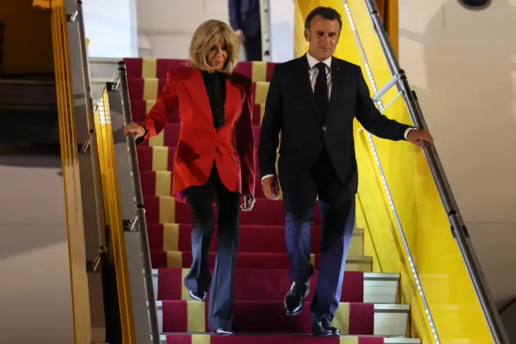 Çfarë i thanë njëri-tjetrit presidenti Macron dhe bashkëshortja Brigitte pasi ajo e shtyu?