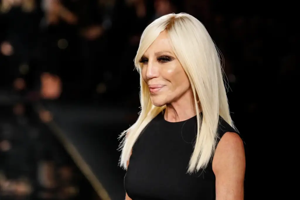 E Artë si Versace: Donatella feston 70 vite stil e fuqi