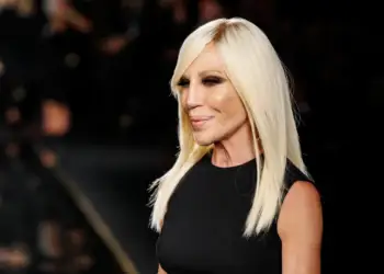 E Artë si Versace: Donatella feston 70 vite stil e fuqi
