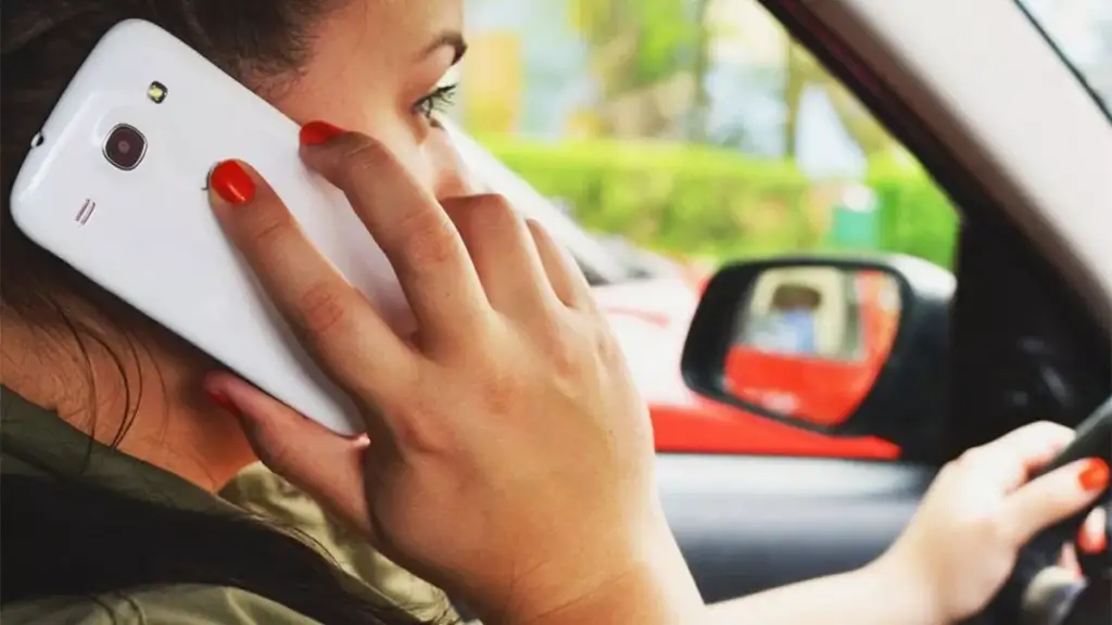 Studimi tronditës: Nuk mund të shkëputemi nga telefonat tanë celularë në makinë