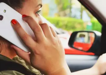 Studimi tronditës: Nuk mund të shkëputemi nga telefonat tanë celularë në makinë