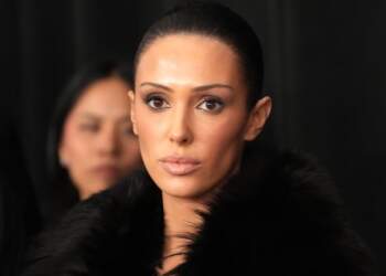 Bianca Censori trondit Spanjën me veshjen, Kanye qëndron në hije