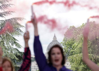 Tym rozë mbi Vatikan – protestë kundër Kishës që përjashton gratë