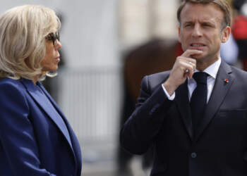 VIDEO/ Macron goditet nga gruaja në sy të të gjithëve? Videoja që po bën xhiron e rrjetit