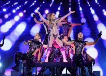 Kush fitoi në American Music Awards 2025? Njihuni me listën e plotë e fituesve