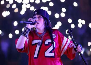 Billie Eilish “pushton” AMA 2025 – Taylor Swift mungon, fansat zhgënjehen