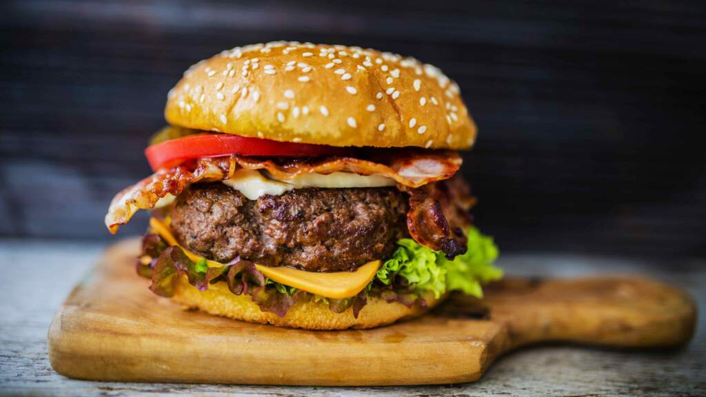 Sot festojmë një ikonë të kuzhinës moderne: Dita Ndërkombëtare e Hamburgerit!