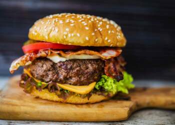 Sot festojmë një ikonë të kuzhinës moderne: Dita Ndërkombëtare e Hamburgerit!