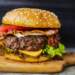 Sot festojmë një ikonë të kuzhinës moderne: Dita Ndërkombëtare e Hamburgerit!