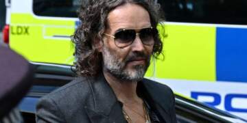 Russell Brand deklarohet i pafajshëm për akuzat për përdhunim dhe sulm seksual
