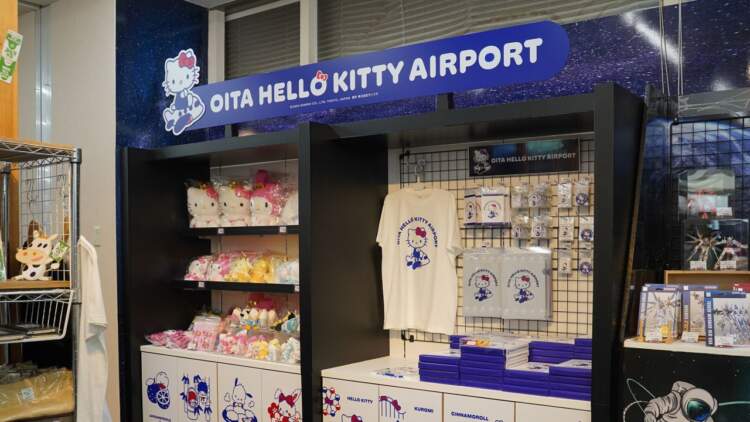 Aeroporti ne Oita, tani quhet “Hello Kitty Airport”!