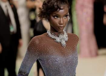 Nga 1 foto rastësore në kolegj,në një ikonë që po ndryshon fytyrën e modës botërore