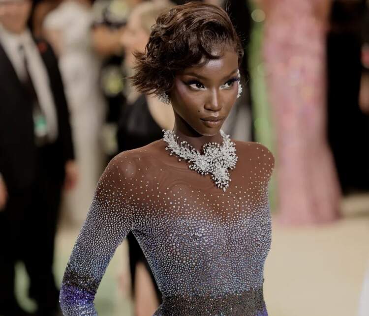 Nga 1 foto rastësore në kolegj,në një ikonë që po ndryshon fytyrën e modës botërore