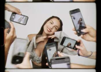 Në pasqyrën e filtrit: Obsesioni i vajzave për ‘perfeksionin’ që nuk ekziston