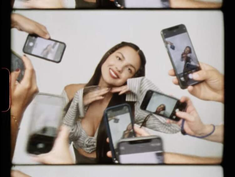 Në pasqyrën e filtrit: Obsesioni i vajzave për ‘perfeksionin’ që nuk ekziston