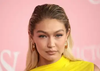Dashuri, puthje & një unazë mister: Gigi Hadid konfirmon për herë të parë romancën