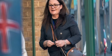 “Mail”: Shqiptarja merr 8.000 £ për të ndihmuar një emigrant të largohet nga kampi