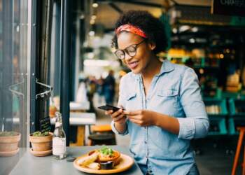 Trend i ri apo nevojë emocionale? Vajzat po zgjedhin të hanë drekë me veten