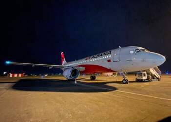 Zogjtë “ulën” aeroportin e Rinasit: Një orë bllokim pas përplasjes me avionin