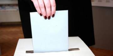 Zgjedhjet në Shqipëri: Tirana dhe Dibra kryesojnë, Vlora në fund të listës