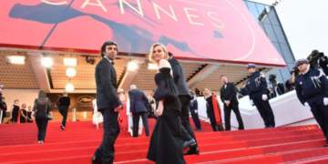 Rikthehet elegancë në tapetin e kuq të Kanës: Zhveshja “jashtë mode” këtë vit