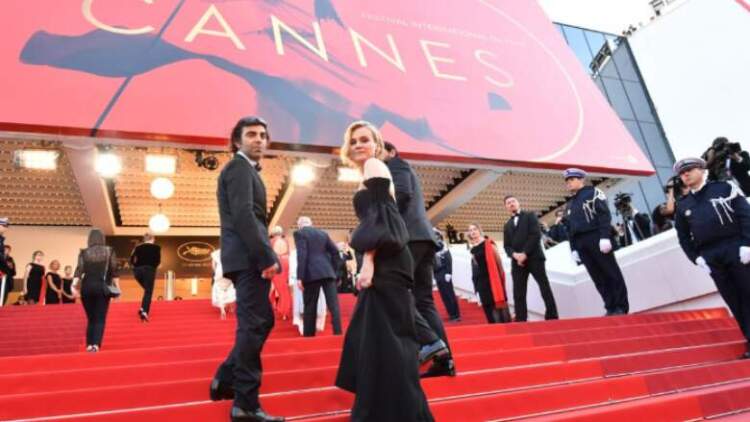 Rikthehet elegancë në tapetin e kuq të Kanës: Zhveshja “jashtë mode” këtë vit