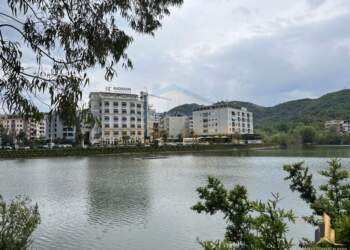 Tragjedi në Tiranë: Një grua i jep fund jetës pranë Liqenit të Thatë