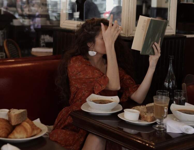 Studimi: Njerëzit inteligjentë janë më të lumtur me pak miq dhe më shumë qetësi